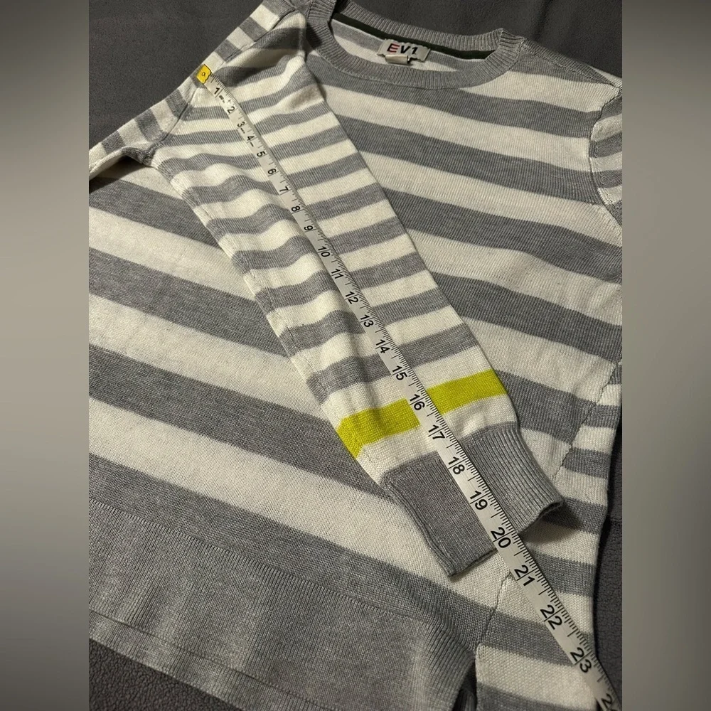 Women’s EV1 Grey And White Striped Large Pullover Lightweight Sweater.